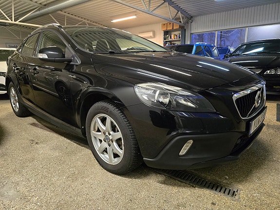 Volvo V40 Cross Country 2 of 5