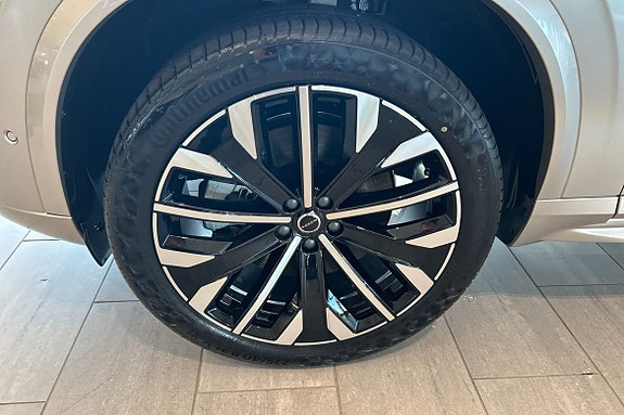 Volvo XC90 11 of 27