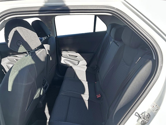 Volkswagen T-Roc 11 of 13