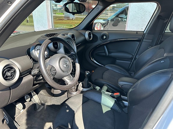 MINI Cooper 4 of 5