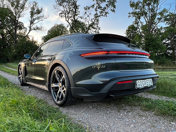 Porsche Taycan Cross Turismo 2 of 5