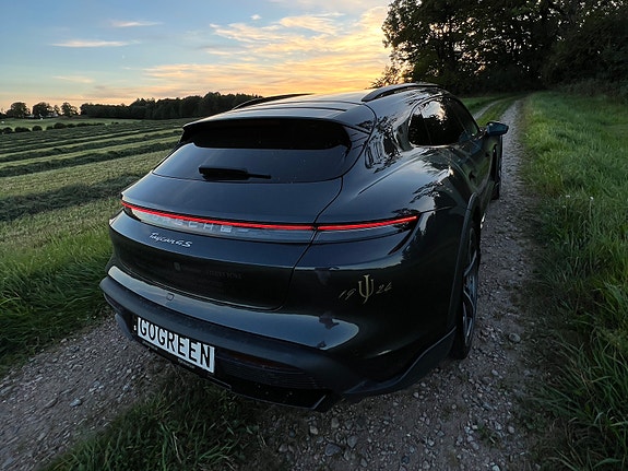 Porsche Taycan Cross Turismo 6 of 8