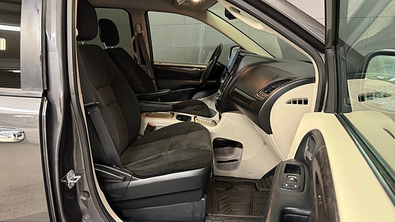 Dodge Grand Caravan 10 of 25