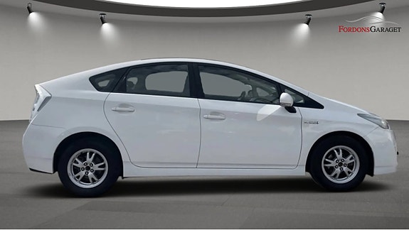 Toyota Prius 2 of 5