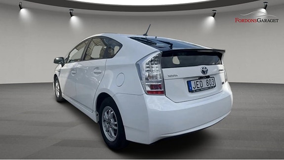Toyota Prius 3 of 5