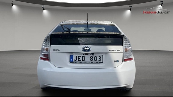 Toyota Prius 4 of 5