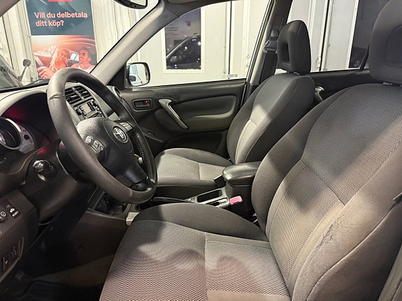 Toyota RAV4 8 of 15