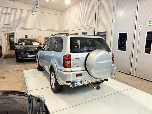 Toyota RAV4 5 of 15