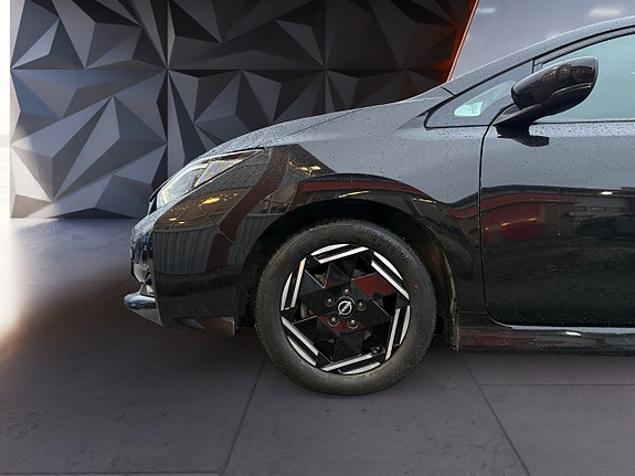 Nissan Leaf 8 of 17