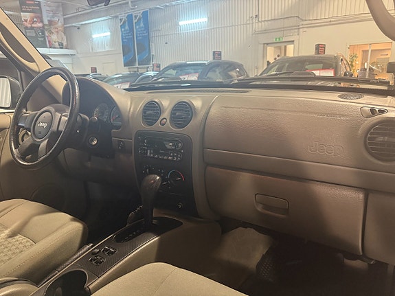 Jeep Cherokee 13 of 16
