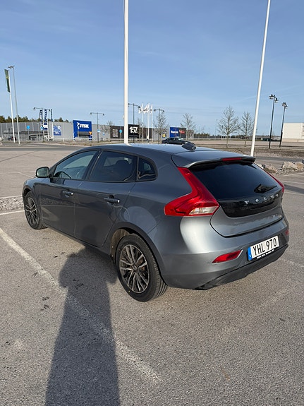Volvo V40 2 of 5