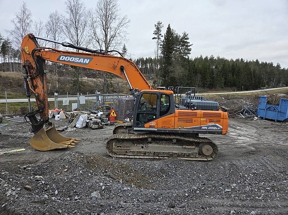 Doosan DX 300 LC Bandgrävare