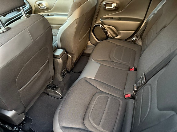 Jeep Renegade 12 of 12