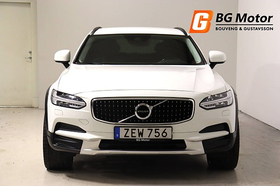 Volvo V90 Cross Country 2 of 5