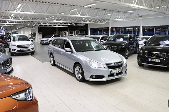 Subaru Legacy 2 of 5