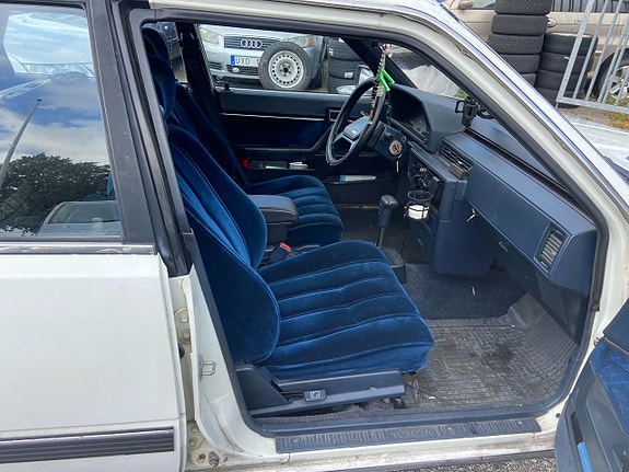 Toyota Camry 2 of 5