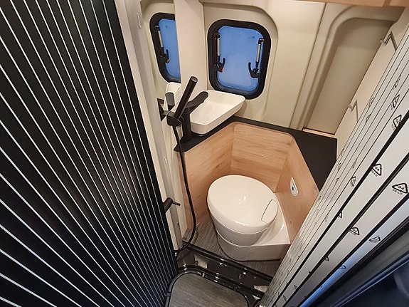 Dethleffs GlobeTrail 540 DR automat, dieselvärme, extra säng, kanonfin 15 of 23