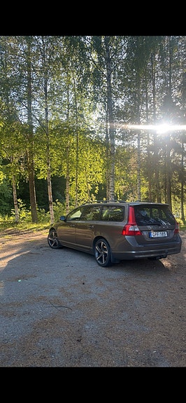 Volvo V70 2 of 3