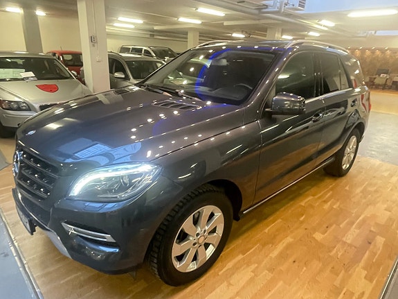Mercedes-Benz ML250 2 of 5