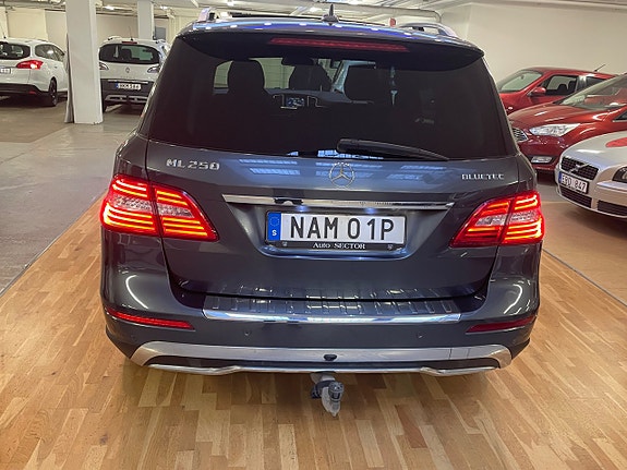 Mercedes-Benz ML250 4 of 5