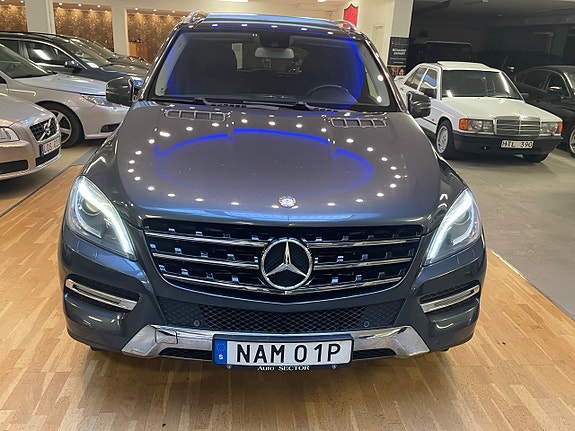 Mercedes-Benz ML250 3 of 5