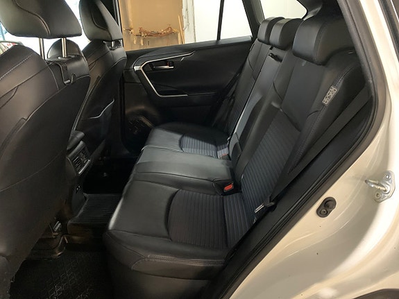 Toyota RAV4 12 of 27