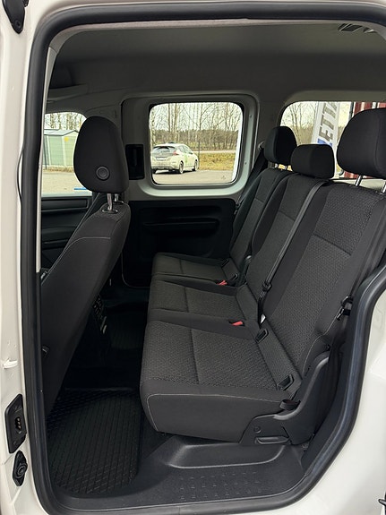 Volkswagen Caddy Maxi 16 of 26
