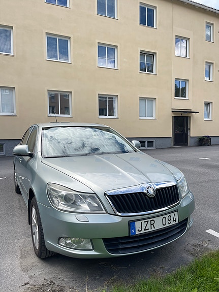 Skoda Octavia 2 of 5