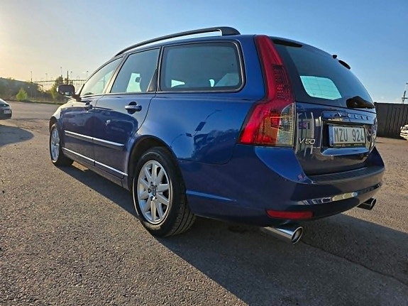 Volvo V50 3 of 5