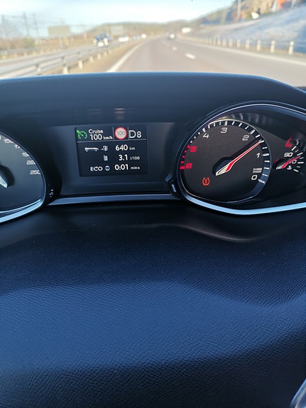 Peugeot 308 SW 2 of 4