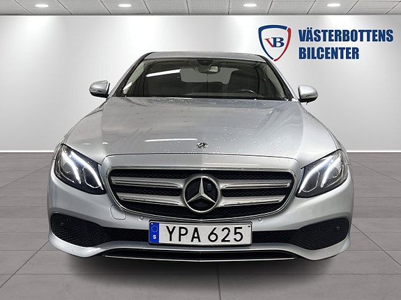 Mercedes-Benz E200 4 of 5