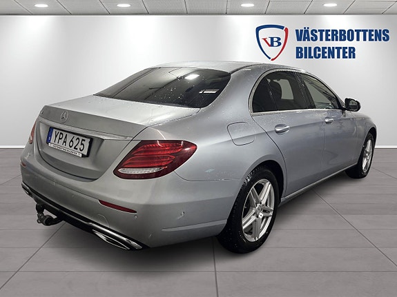 Mercedes-Benz E200 3 of 5