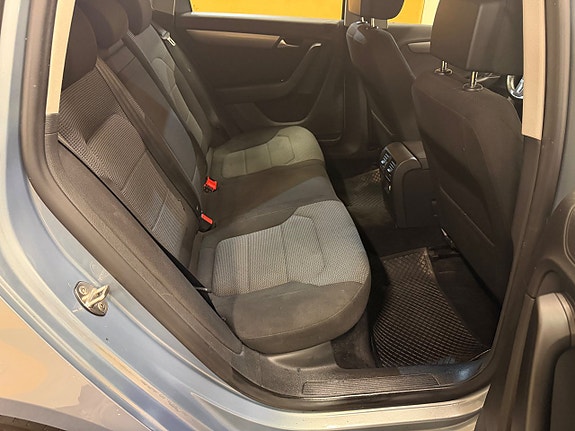 Volkswagen Passat 17 of 19