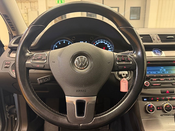 Volkswagen Passat 12 of 19
