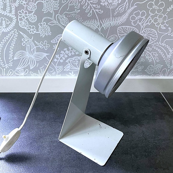 Snygg vit retro vintage bordslampa i metall, Gnosjö Konstsmide 2115