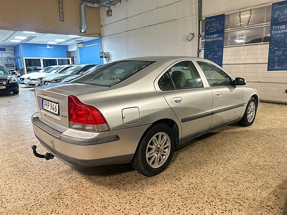 Volvo S60 4 of 5