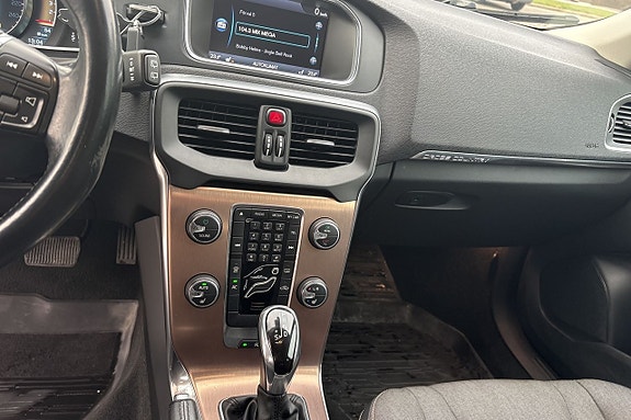 Volvo V40 Cross Country 10 of 13