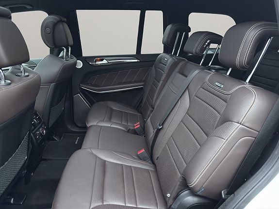 Mercedes-Benz GLS63 17 of 30