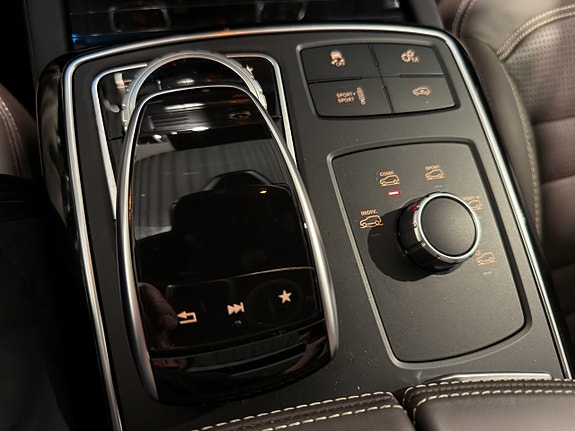 Mercedes-Benz GLS63 21 of 30