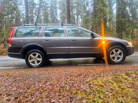 Volvo XC70 2 of 5