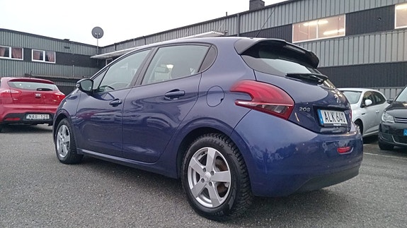 Peugeot 208 4 of 10