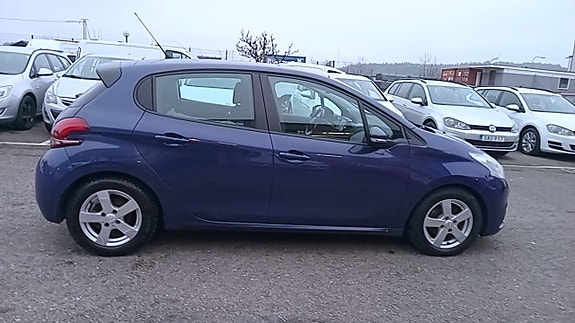 Peugeot 208 3 of 10