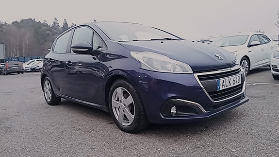 Peugeot 208 2 of 10