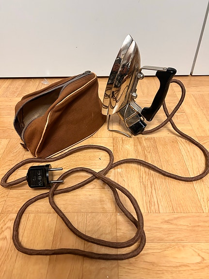 Retro rese strykjärn med väska