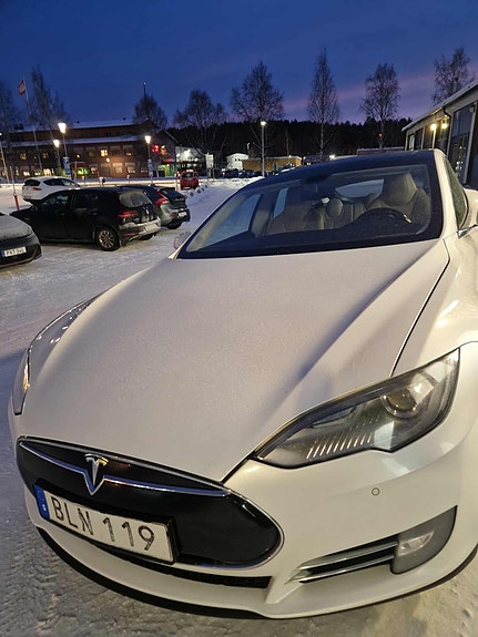 Tesla Model S 2 of 5