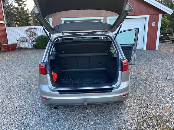 Volkswagen Golf Sportsvan 2 of 5