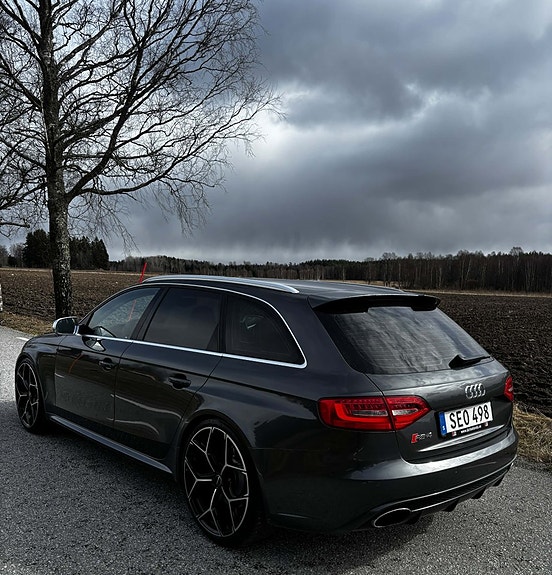 Audi RS4 3 of 5