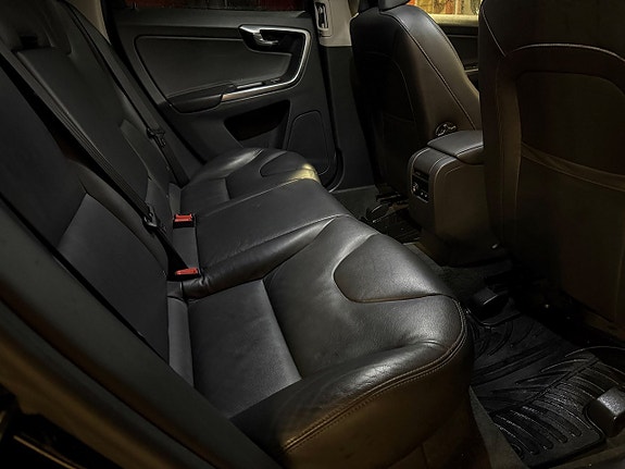 Volvo XC60 11 of 24