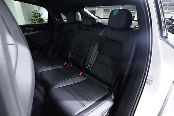 Porsche Cayenne 13 of 26