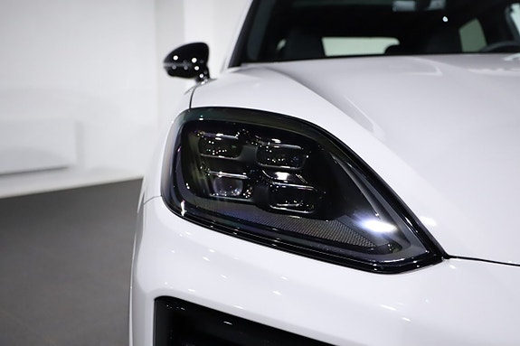 Porsche Cayenne 8 of 26